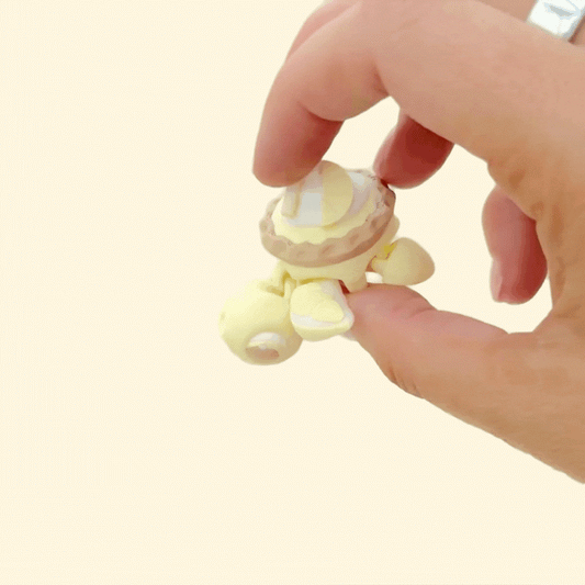 Compact 5 cm turtle with gentle wiggle motion for quiet fidgeting.