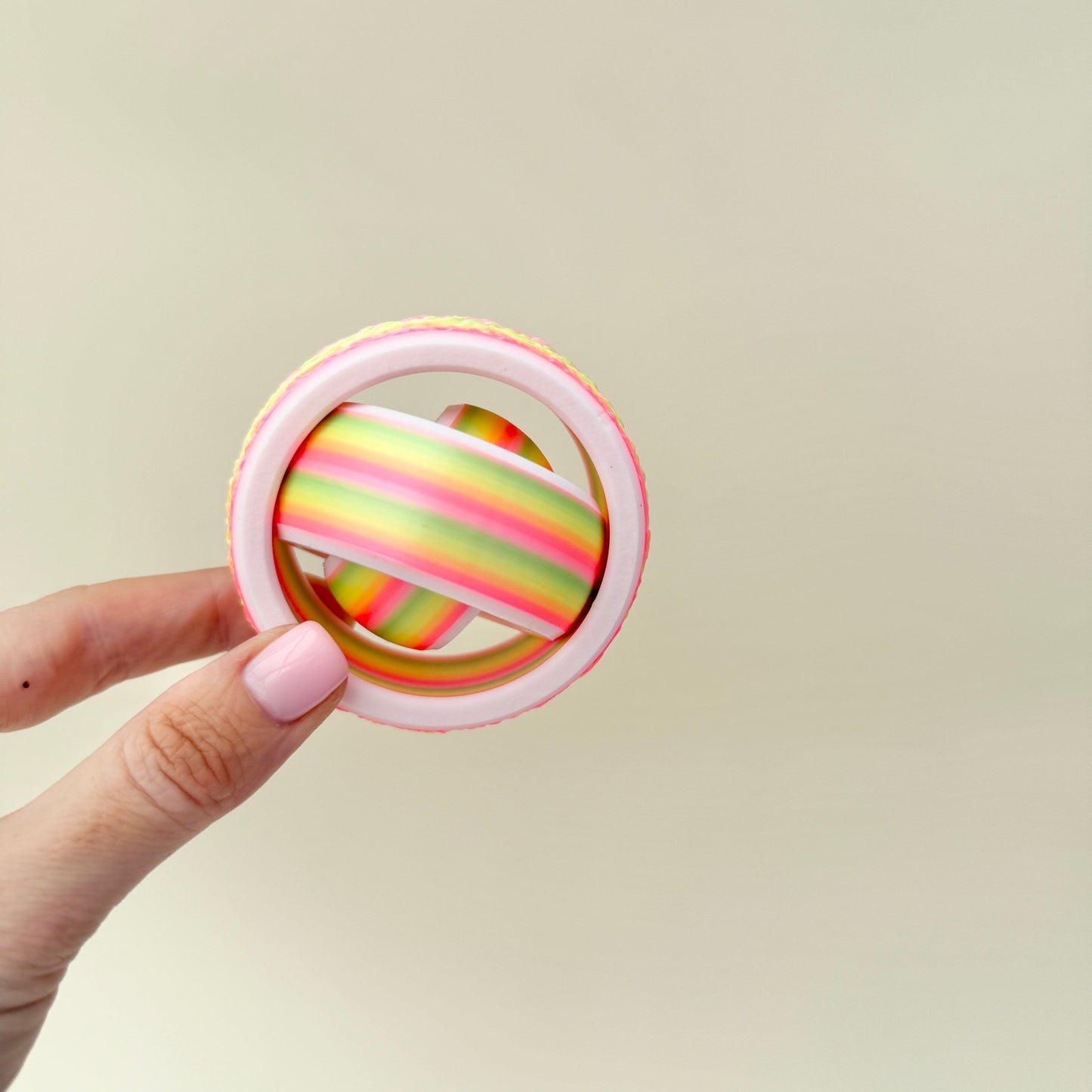 Thick 2.5 cm profile in orange, green and white that swirls as it spins.