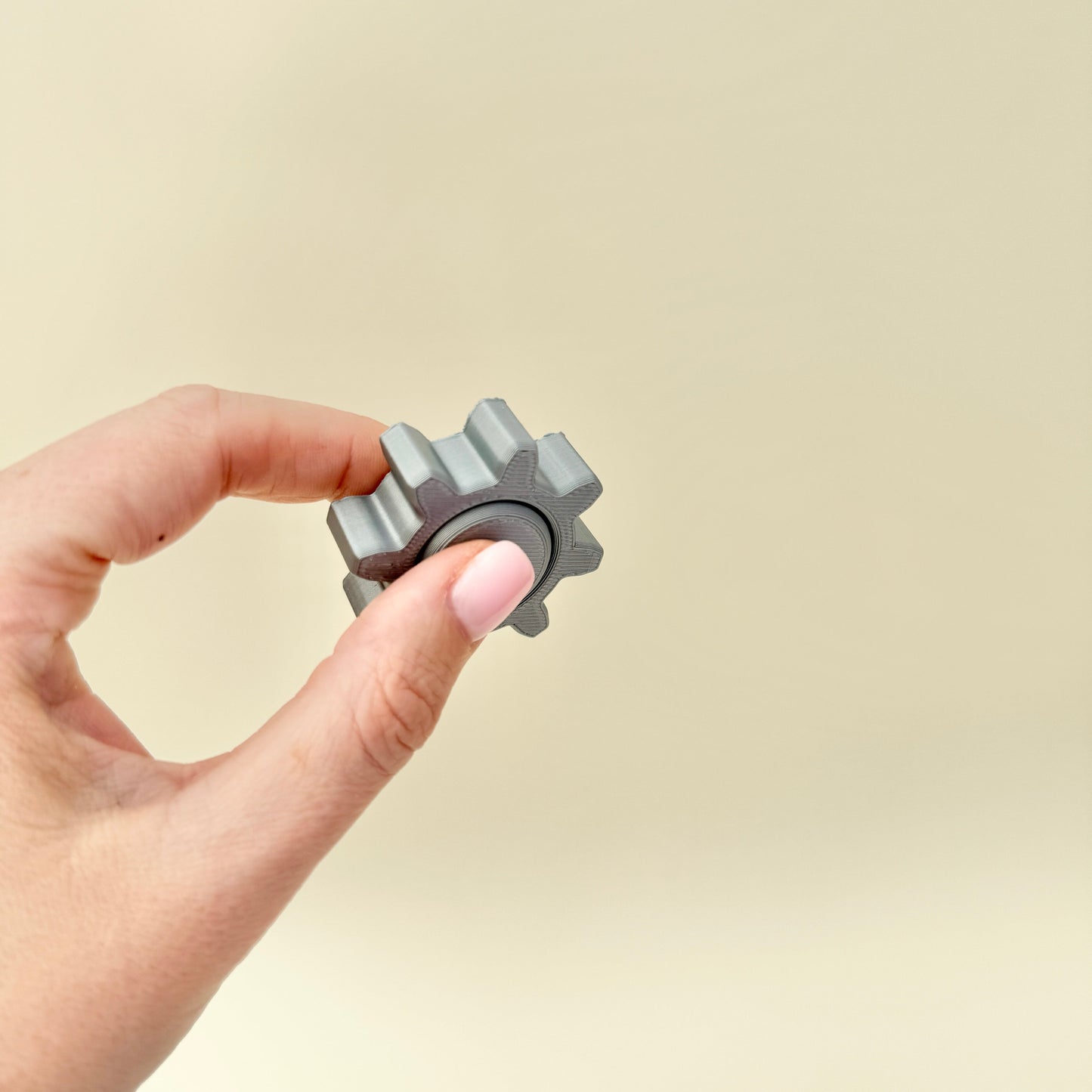 Ergonomic rim spinner with raised teeth for varied flicks and pinches; durable everyday carry size.