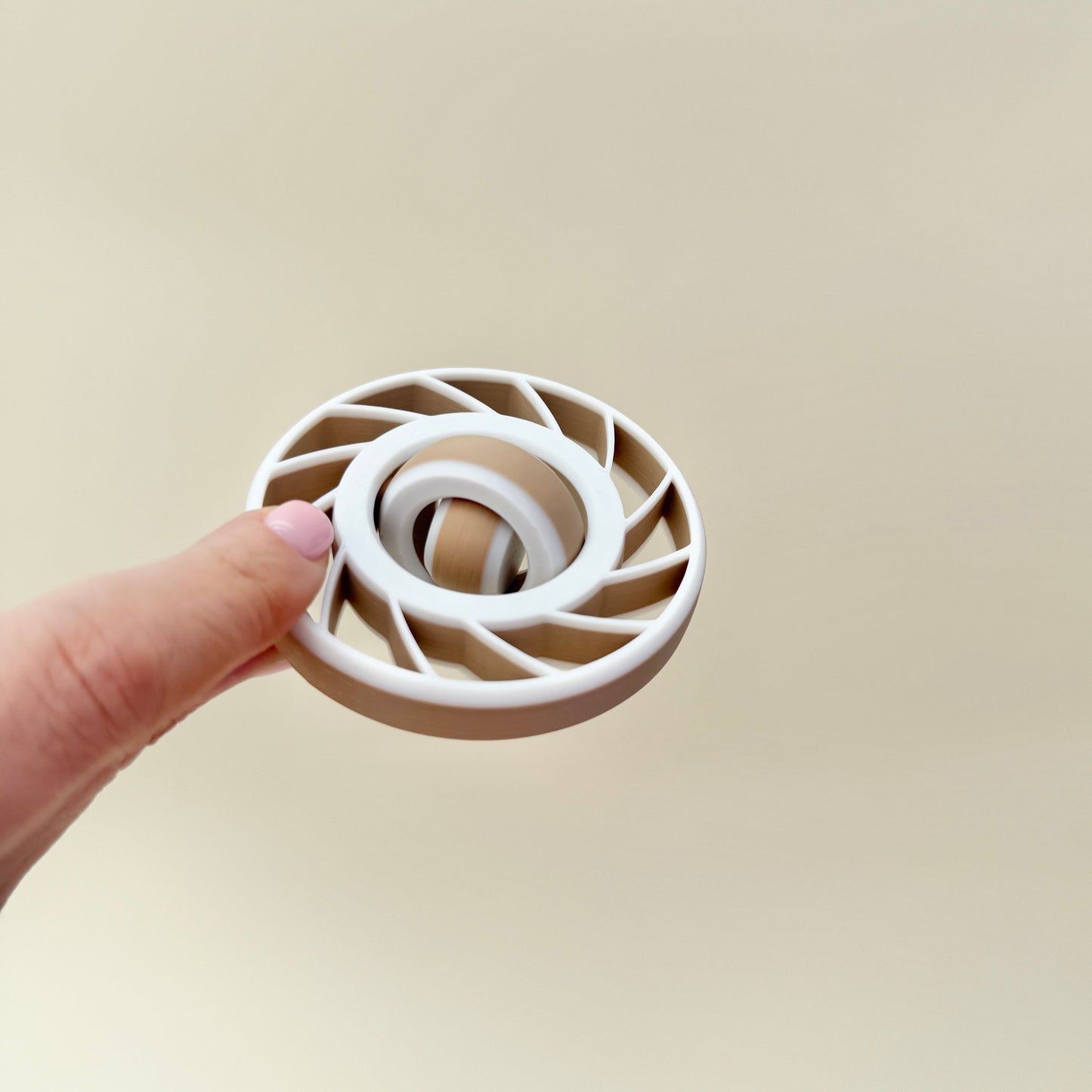 Hand-filling 7 cm sensory spinner for desk or carry.