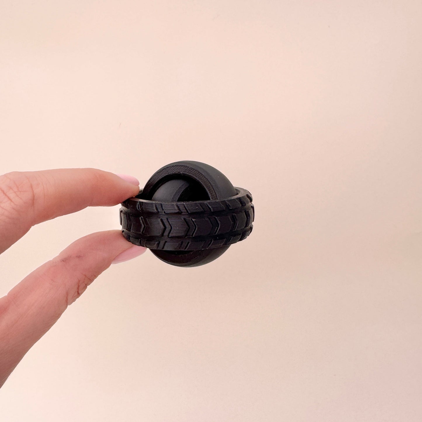 Four-ring spinner with quiet, smooth rotation.