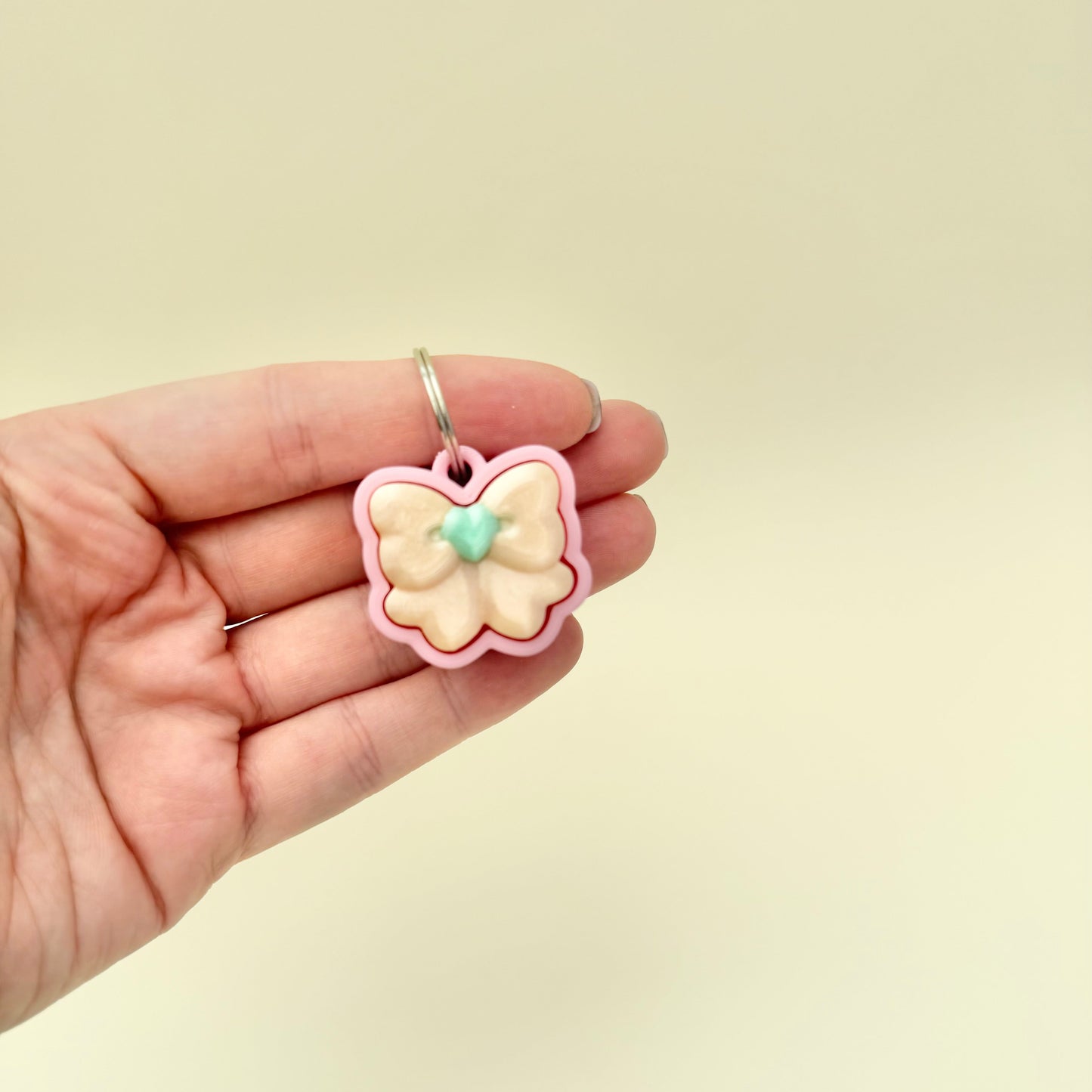 lightweight pink bow click toy for on-the-go fidgeting, available in quiet or standard click
