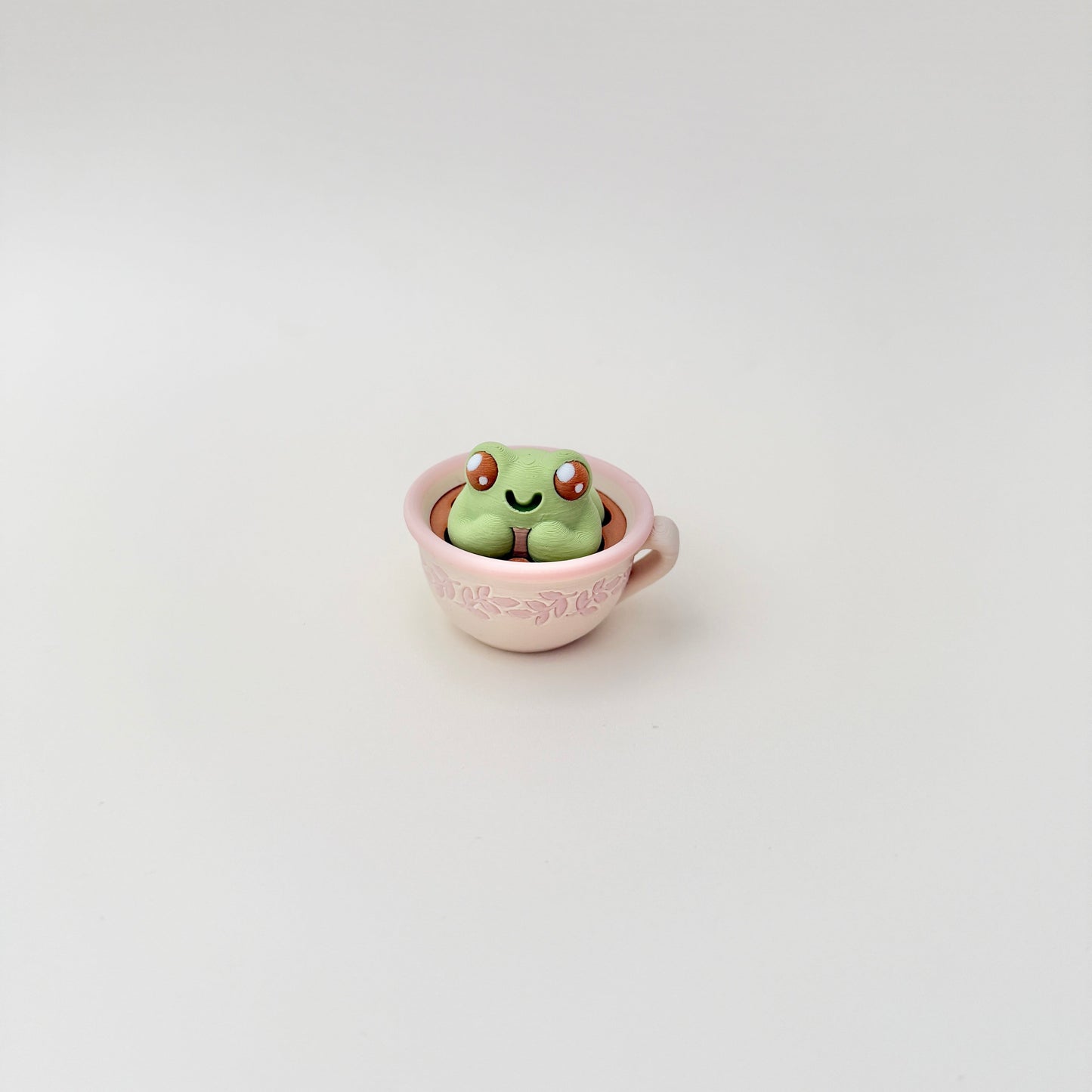 Compact 3.5 cm ornament that works as a portable desk fidget.