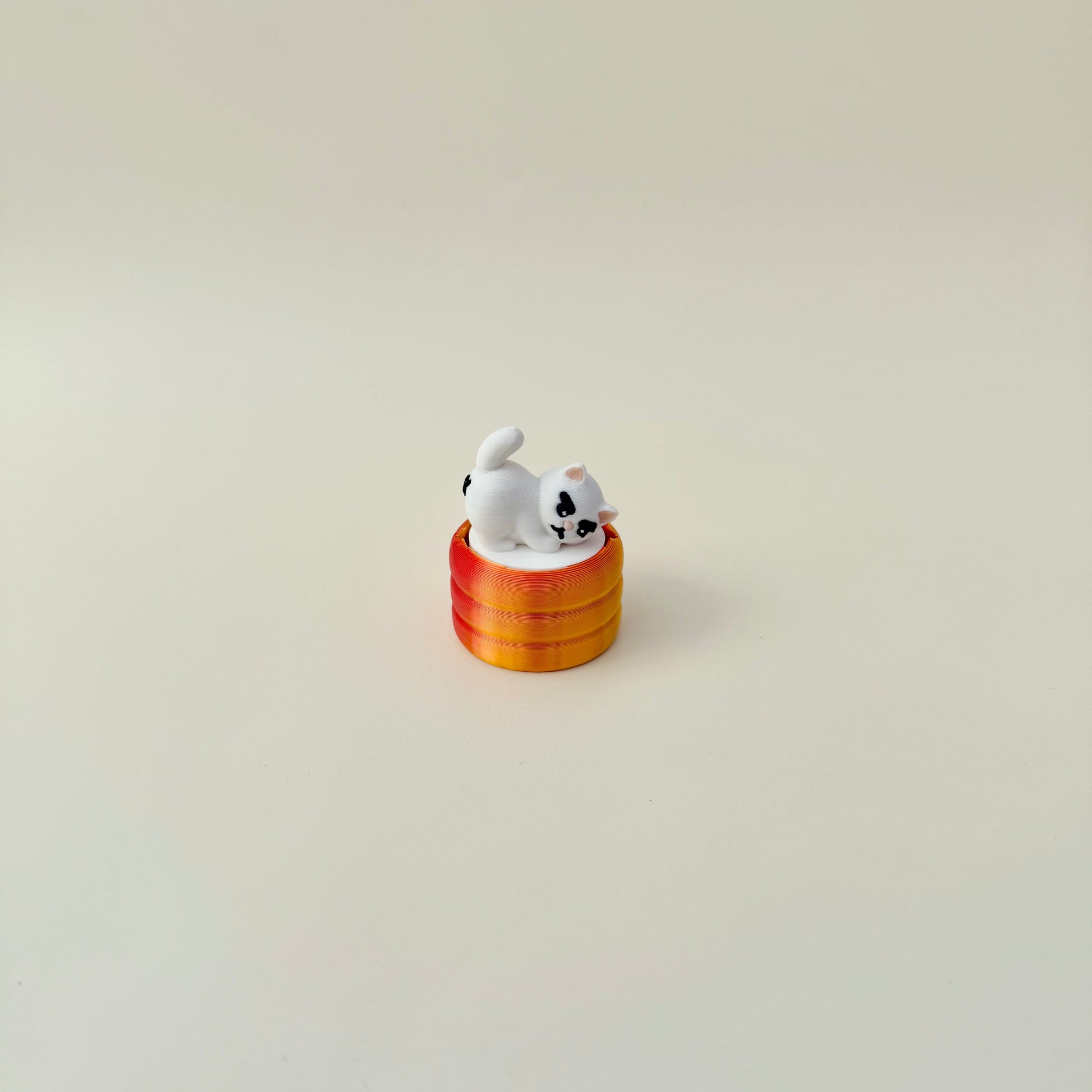 Playful cat-themed sensory toy; clicky mechanism, textured finish, great for pockets, desks and lanyards.
