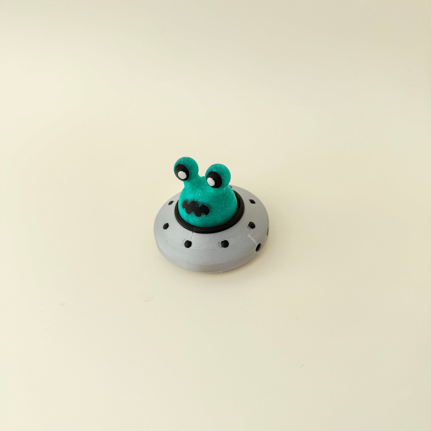 Press the alien to trigger a crisp, satisfying click for focus.
