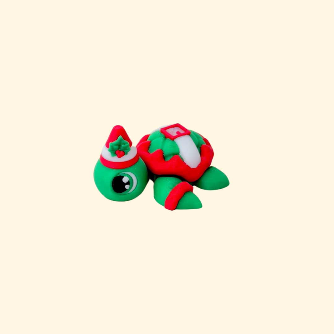 Compact 5 cm turtle fidget in festive colours, articulated movement and tactile ridges, ideal for discrete stimming and handheld regulation.
