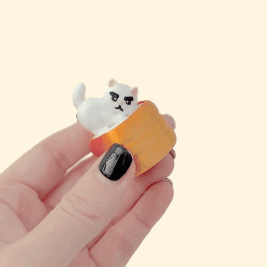 Novelty cat bum clicker in smooth plastic with tactile details; satisfying click for quick stims and focus.
