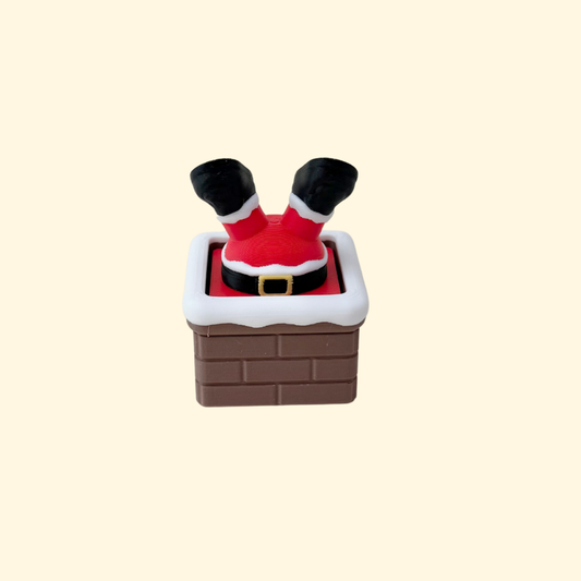 Christmas Santa chimney clicker fidget, 5 cm, press legs for a satisfying click; textured bricks, snow trim, desk-friendly.
