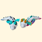 Articulated 16 cm dragon fidget with poseable wings and textured scales, offered in rainbow or greyscale colourways.
