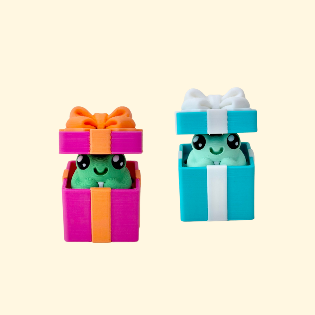 Chunky 6 cm desk clicker with smooth press lid and raised ribbon edges for tactile tracing.
