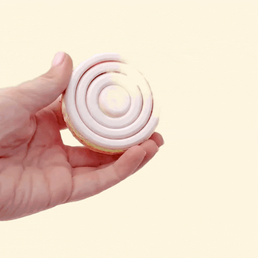 7 cm hand fidget with a suede-like rim for grippy thumb rolls.
