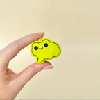 Compact frog clicker for tactile input and satisfying repetitive pressing, ideal for bags and keychains.
