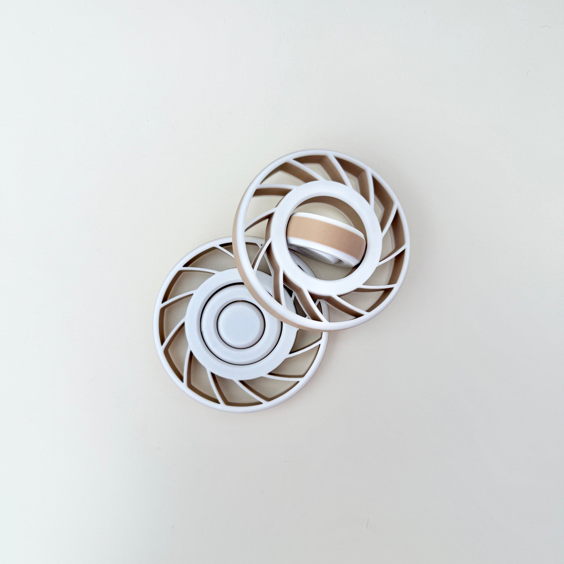 Sculpted blade spokes for secure grip and tracing.

