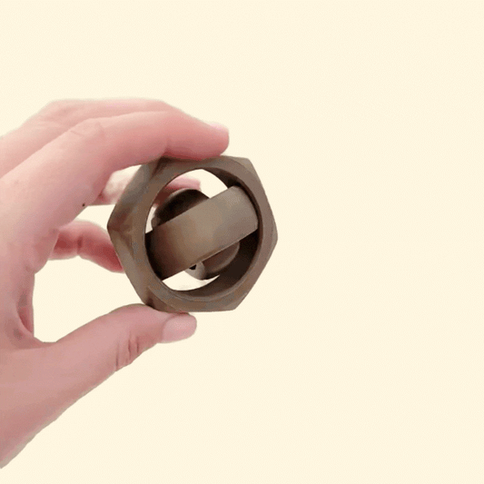 Full-gyro spinner with smooth, low-noise spin for discreet use.
