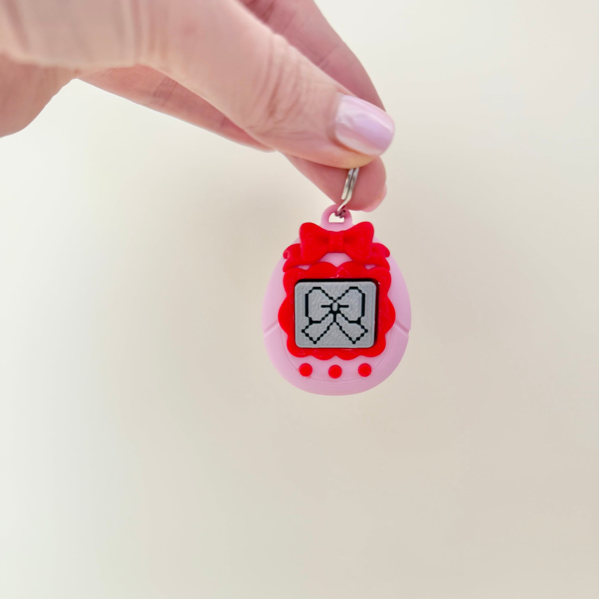 Egg-shaped clicker with pixel-style screen, tactile press and keyring loop; 3D-printed PLA for on-the-go sensory support.
