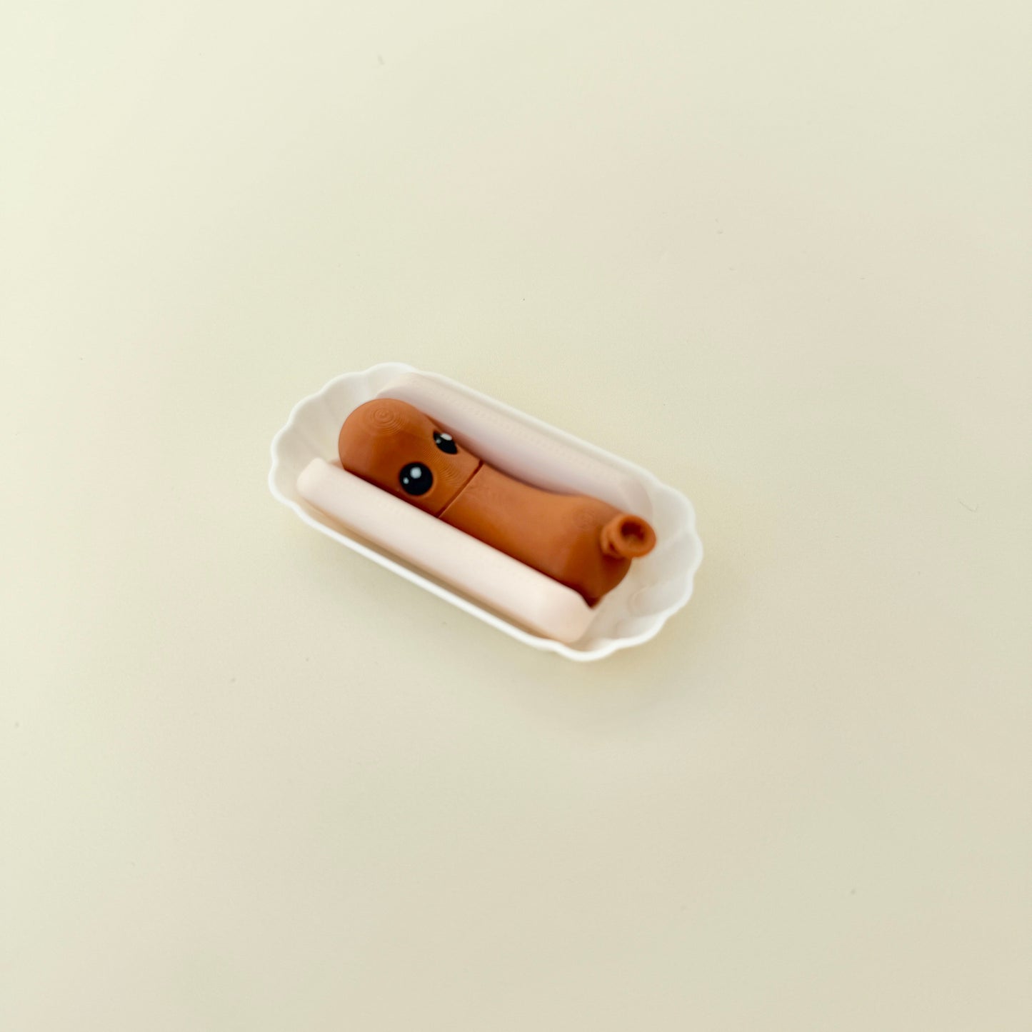 sensory fidget toy providing low-noise rhythmic open–close motion
