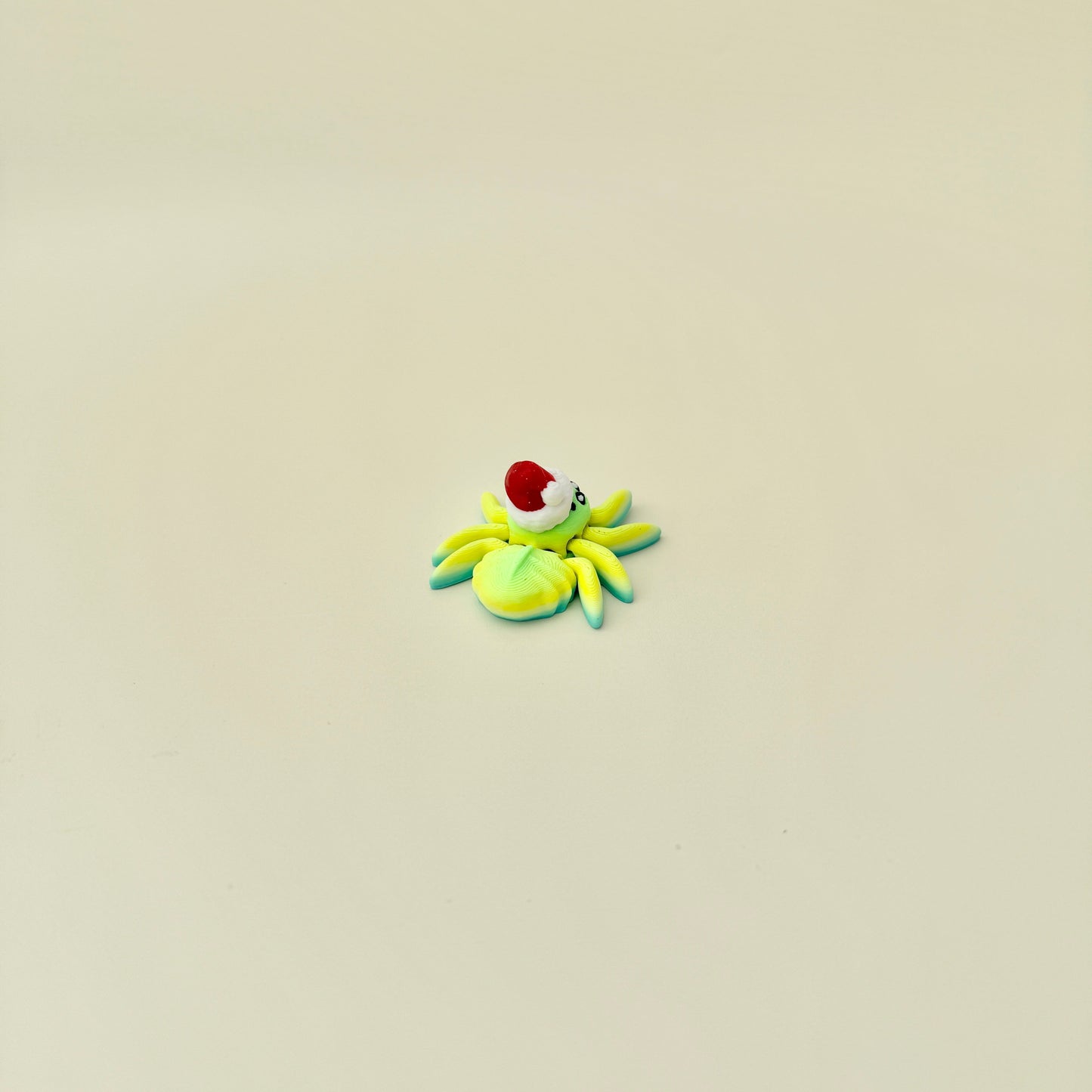 Compact 4.5 cm festive spider, ideal for stockings and on-the-go stimming.
