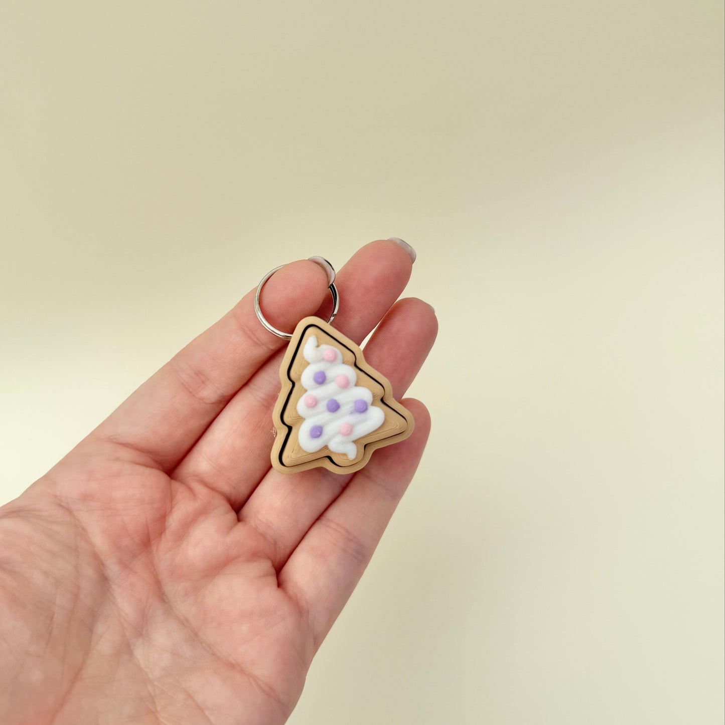 Festive mini fidget with built-in loop for lanyards, bags and keys; smooth, satisfying press.
