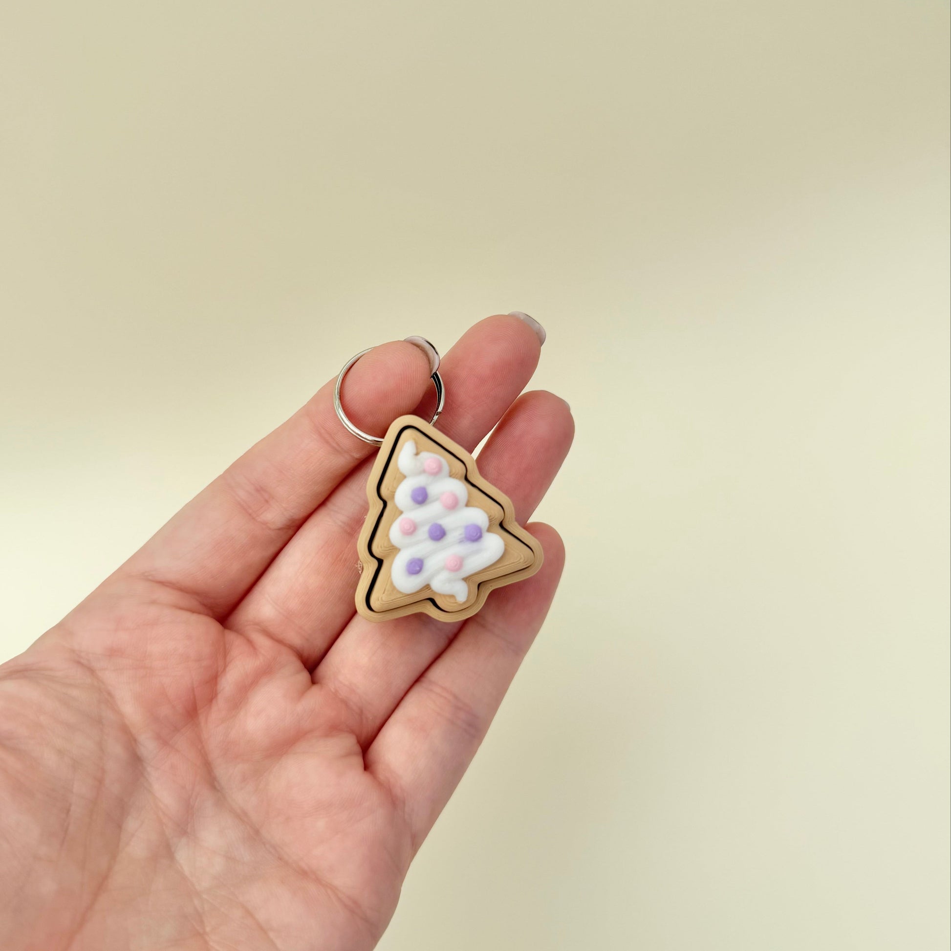 Festive mini fidget with built-in loop for lanyards, bags and keys; smooth, satisfying press.
