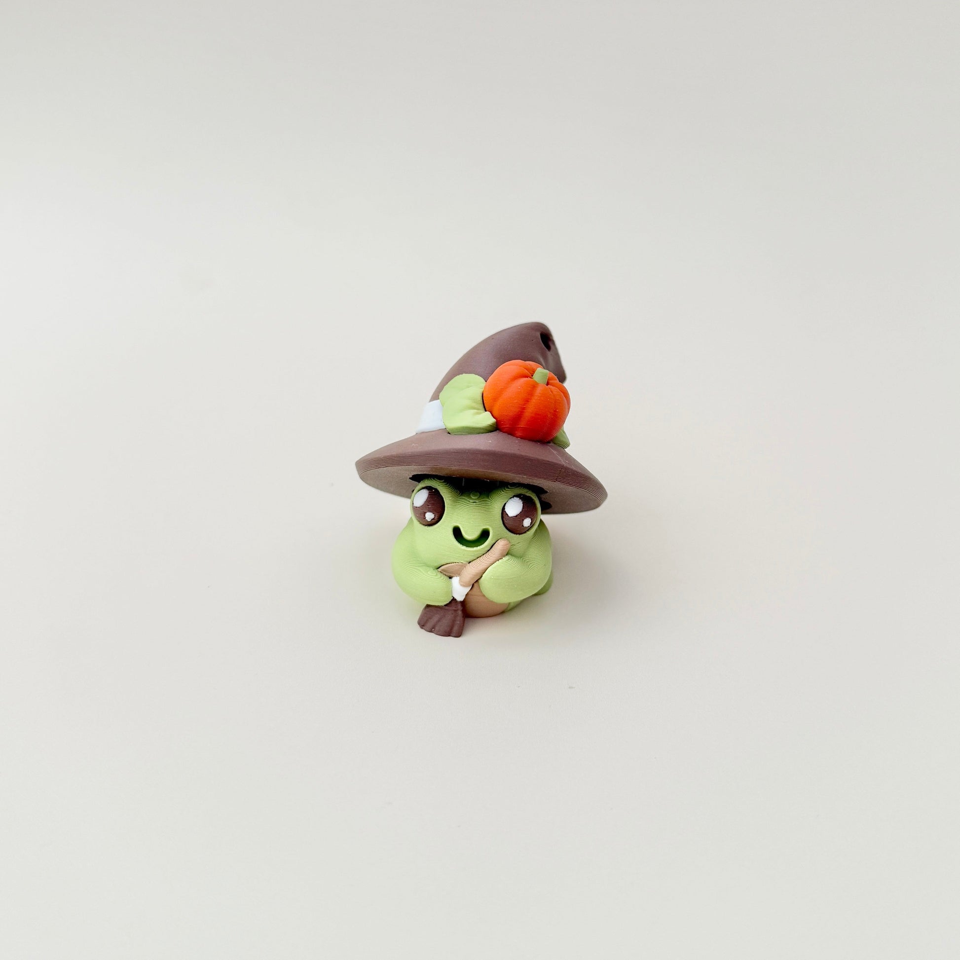 Small loop at the back allows the frog to clip to bags, keys, or lanyards.
