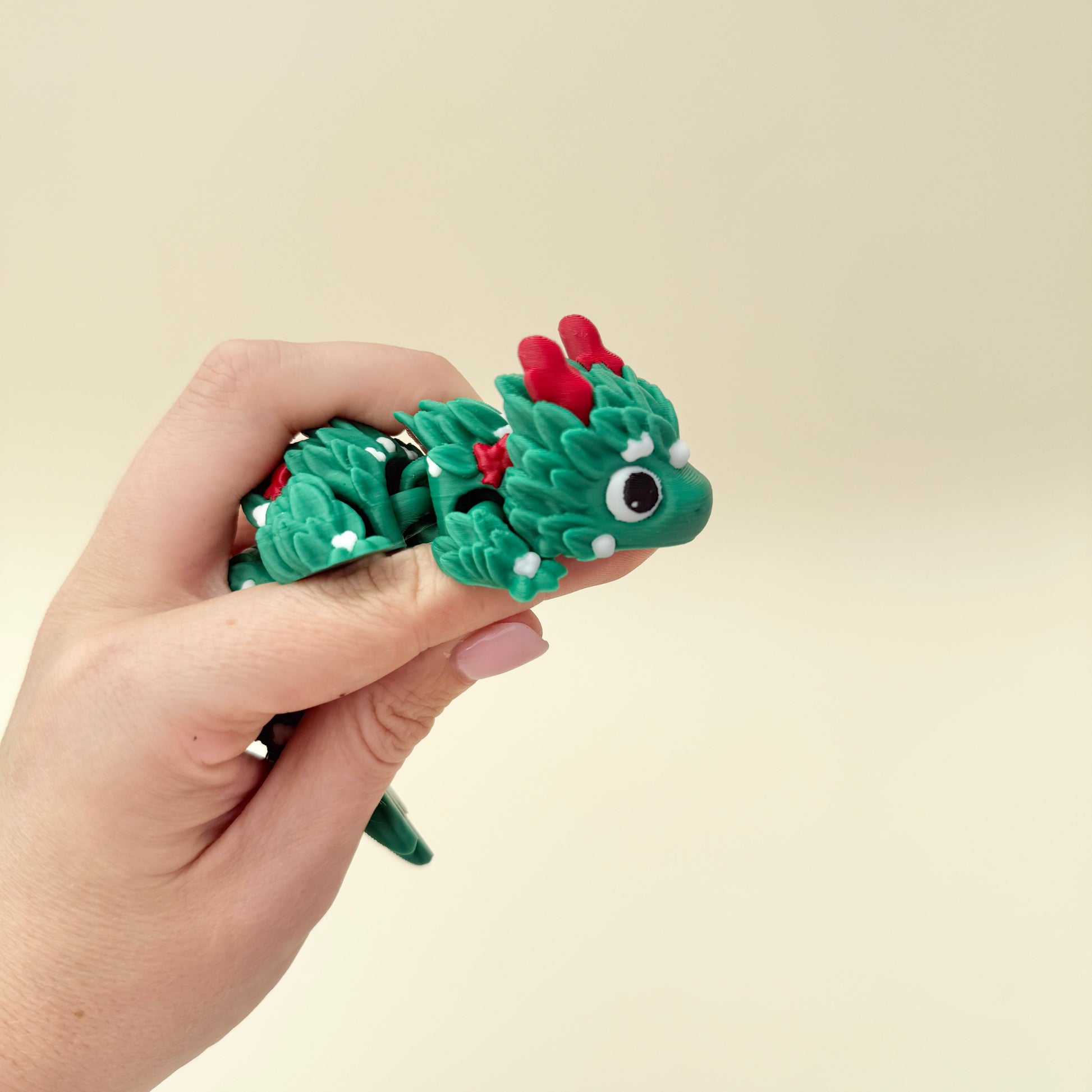 Hand-filling 13 cm fidget dragon with smooth, quiet articulation.
