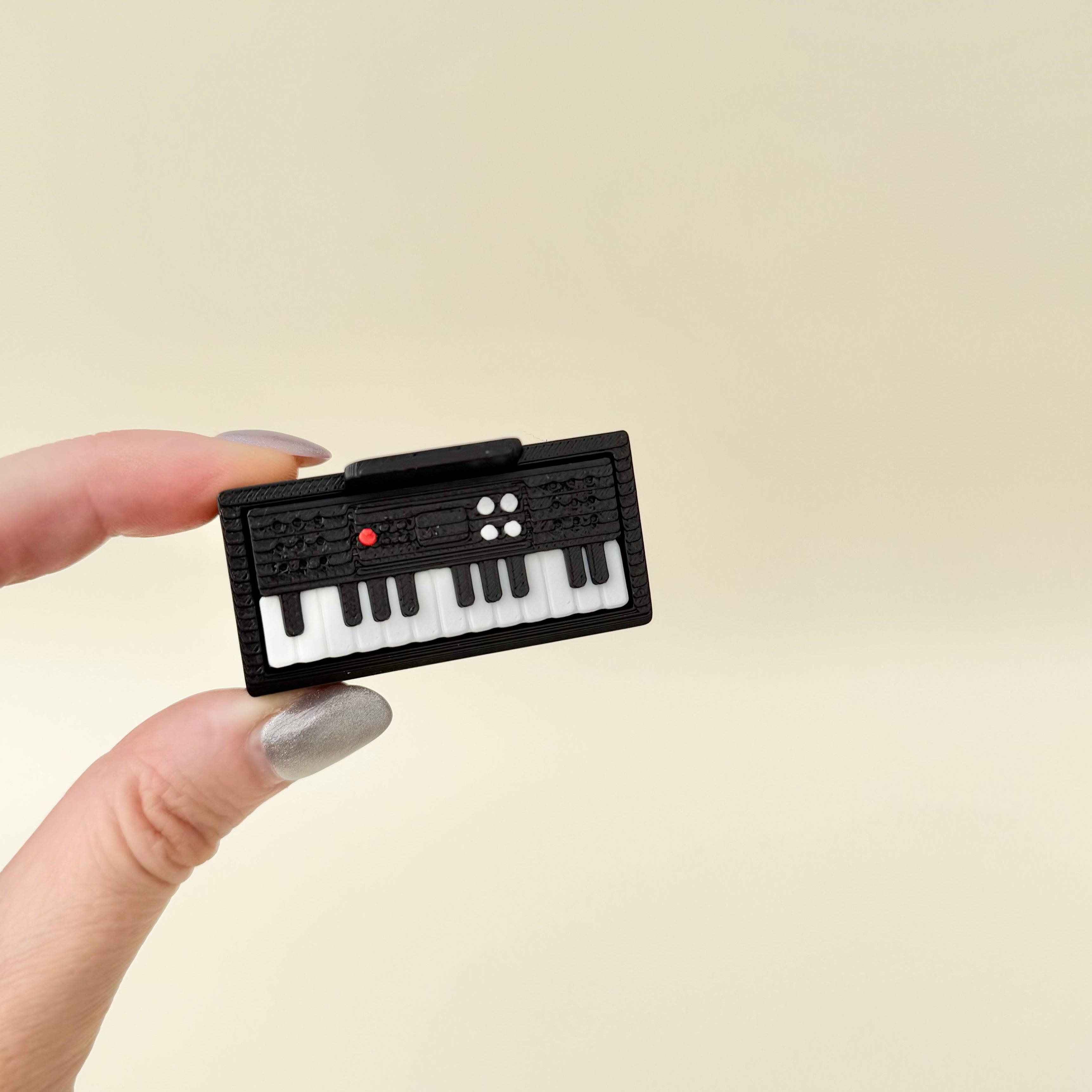 Small piano-style sensory fidget with satisfying press action for stimming, attention support and stress relief.
