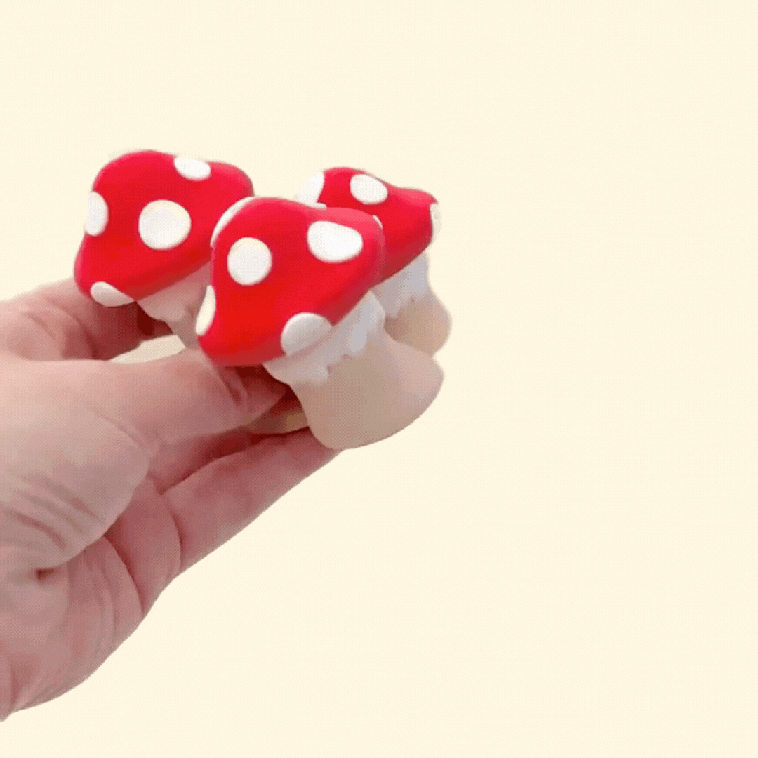 7 cm toadstool cluster designed as a desk-sized clicker with optional quiet click.
