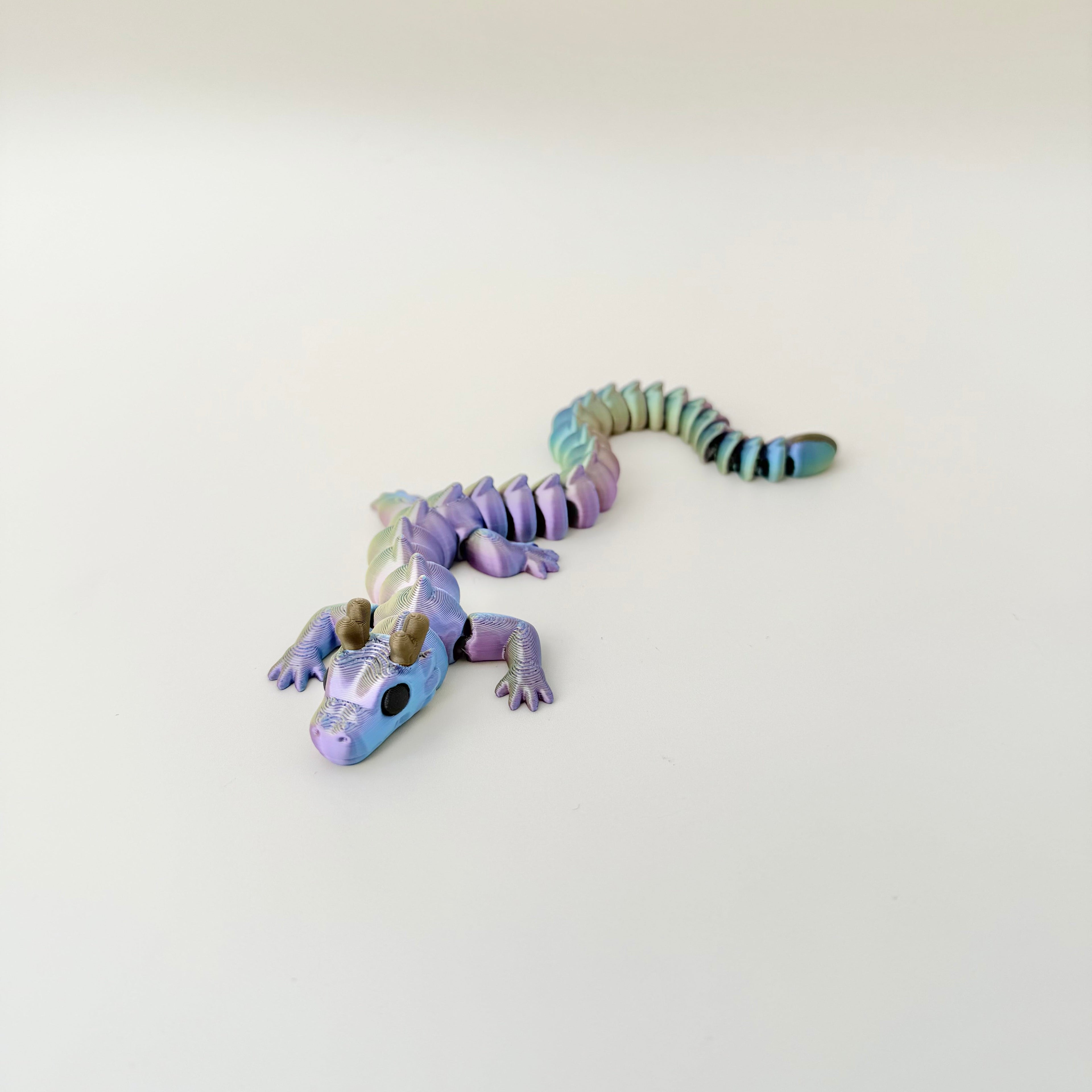 Kawaii-style articulated dragon for neurodivergent fidgeting, sensory regulation and quiet time focus breaks.
