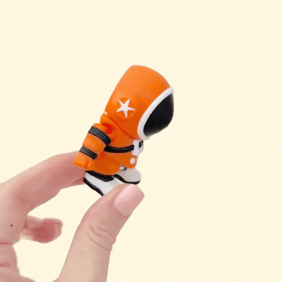 Small articulated toy with low-noise movement for discreet fidgeting.
Small articulated toy ideal for space fans and everyday stimming.
