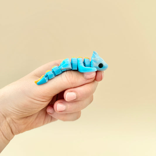 A compact 8cm dragon fidget toy, perfect for fidgeting on the go.