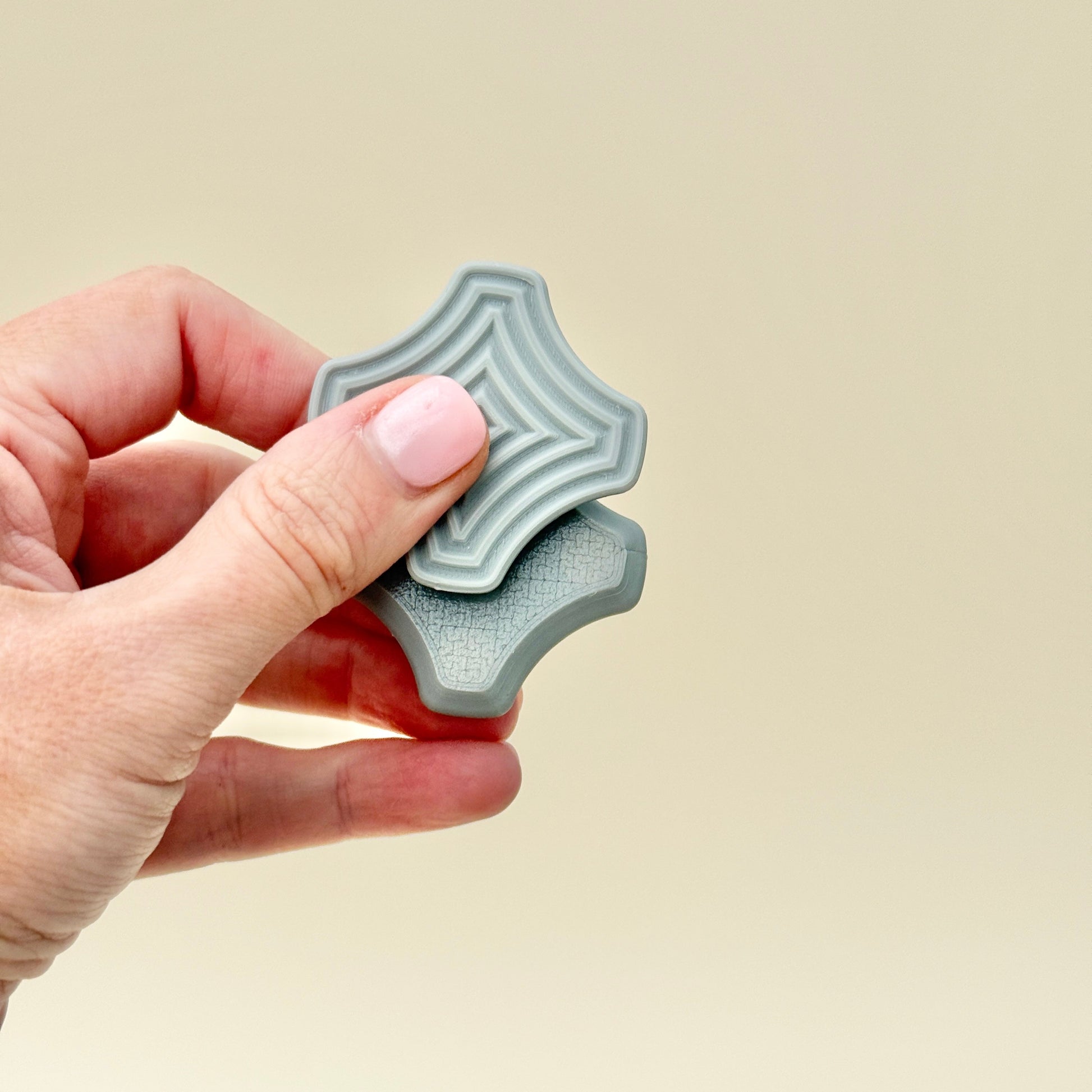A discreet, pocket-sized fidget toy featuring securely enclosed magnets for smooth flipping and snapping.
