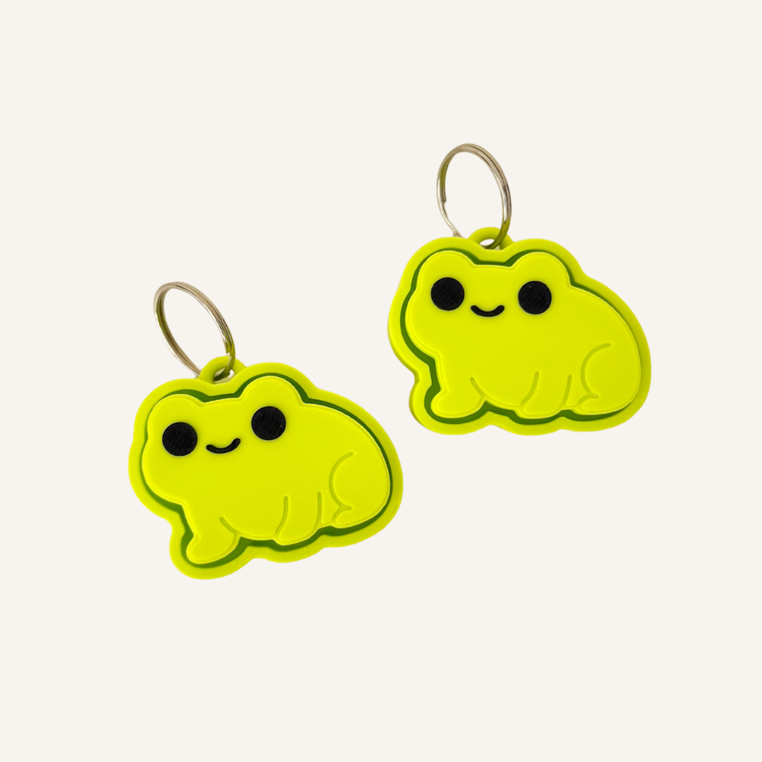 Small frog clicker fidget designed for quick presses, focus breaks and on-the-go stimming.
