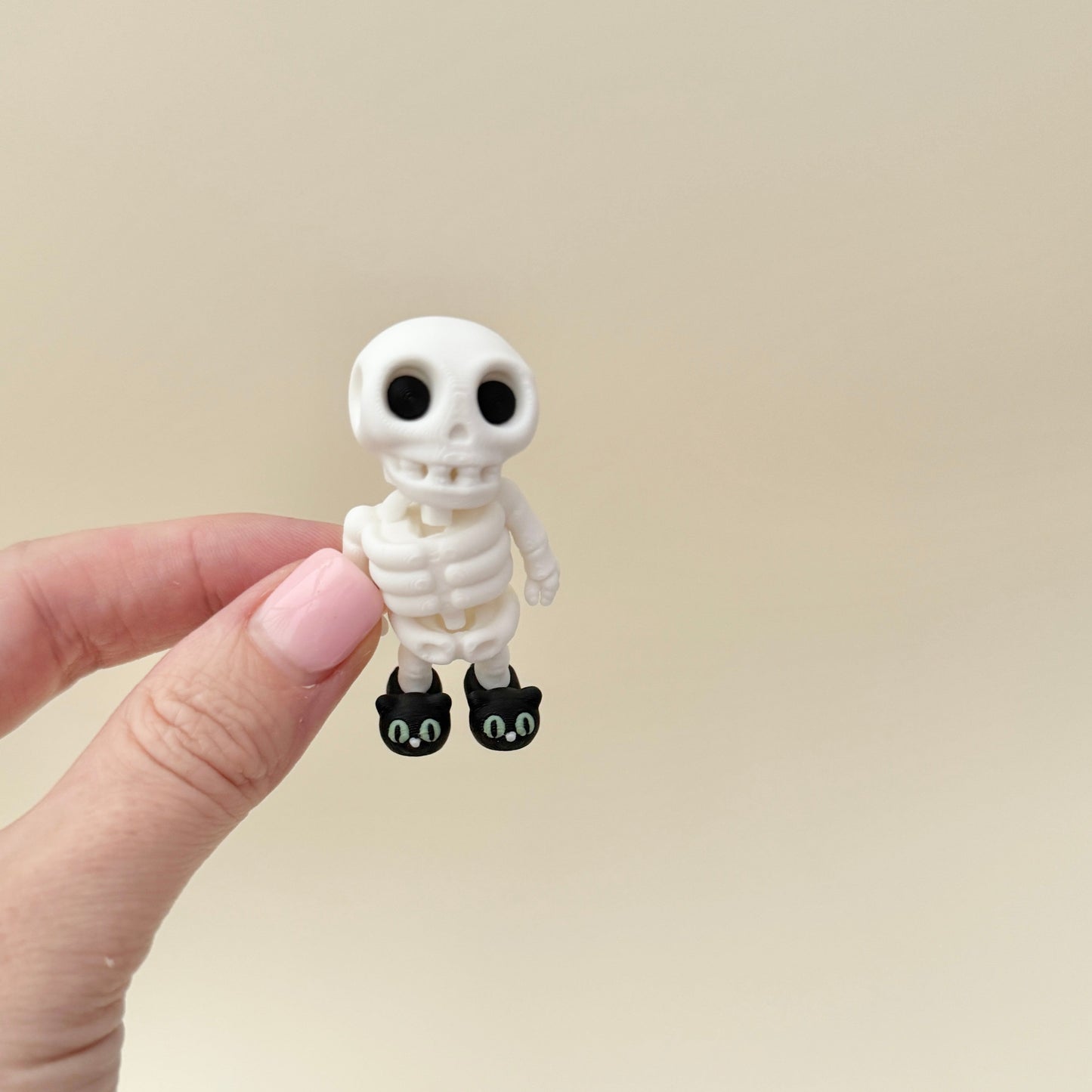 Pocket-size skeleton figure with moving arms, legs, head and body for gentle fidgeting.
