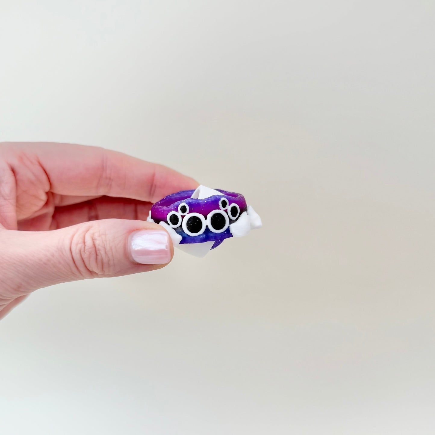 Portable spinner offering rhythmic motion and visual feedback for focus and grounding.
