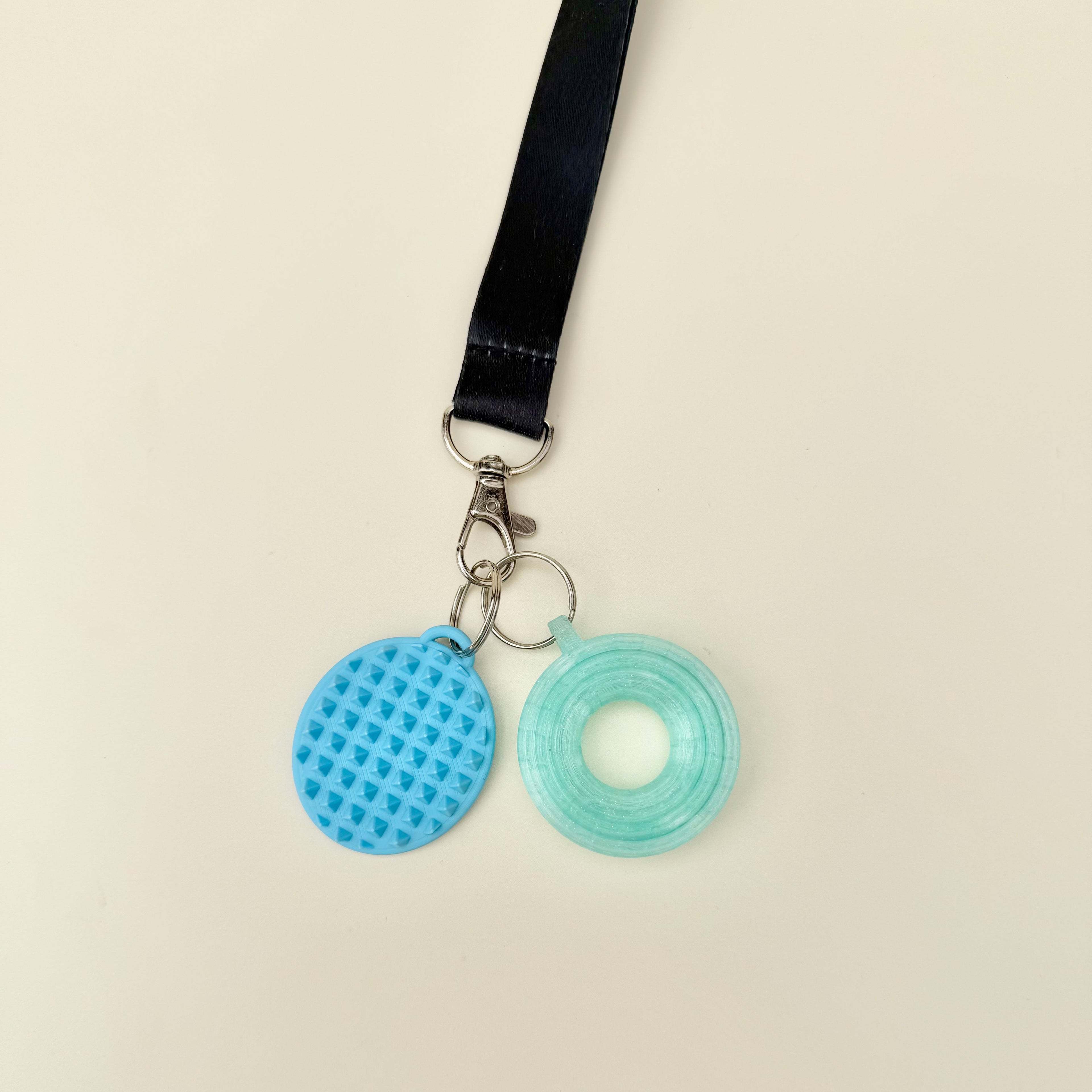 Textured fidget tag with raised detail for tactile feedback, grounding moments and busy hands during routines.
