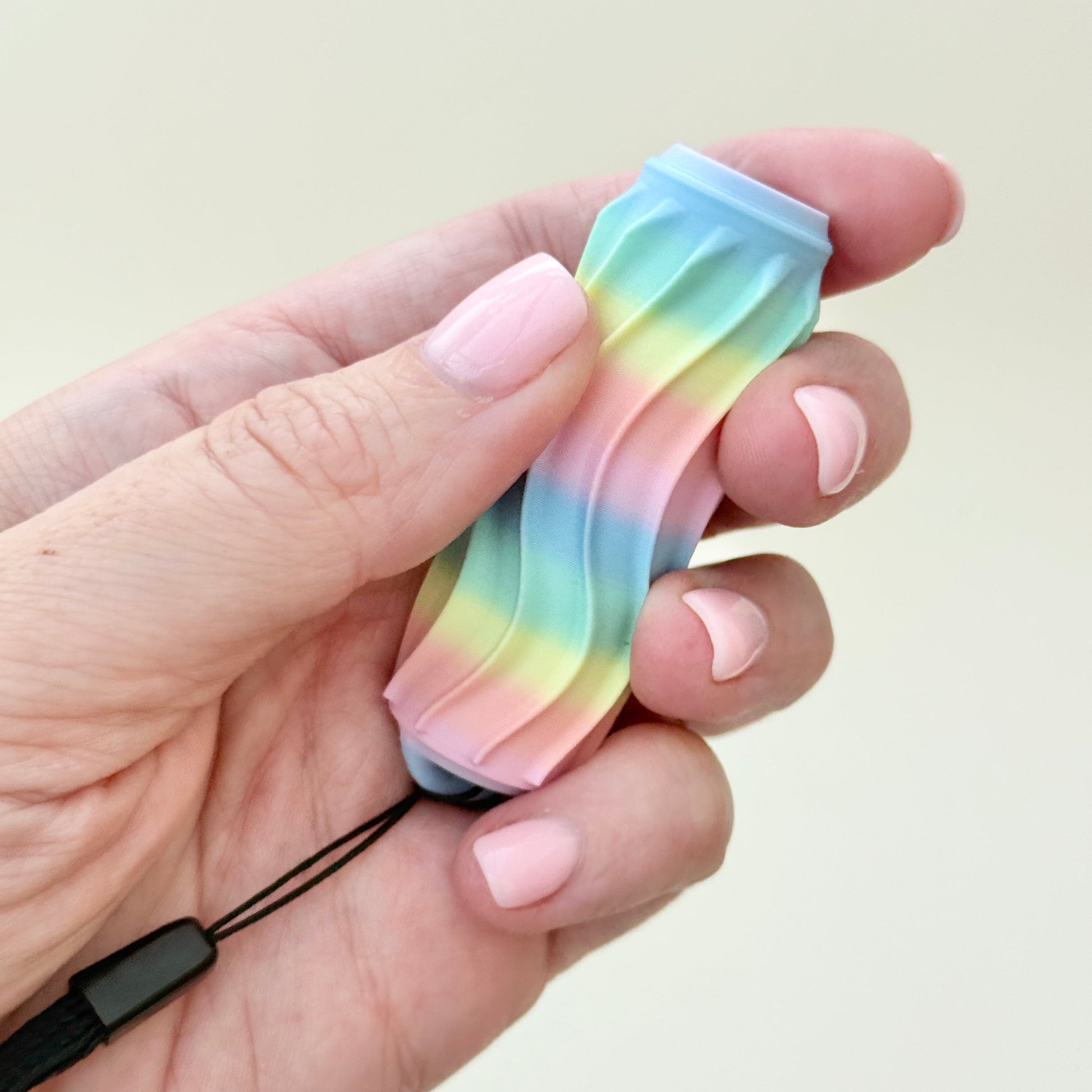 Smooth linear grooves for steady tracing and calming repetitive motion.
