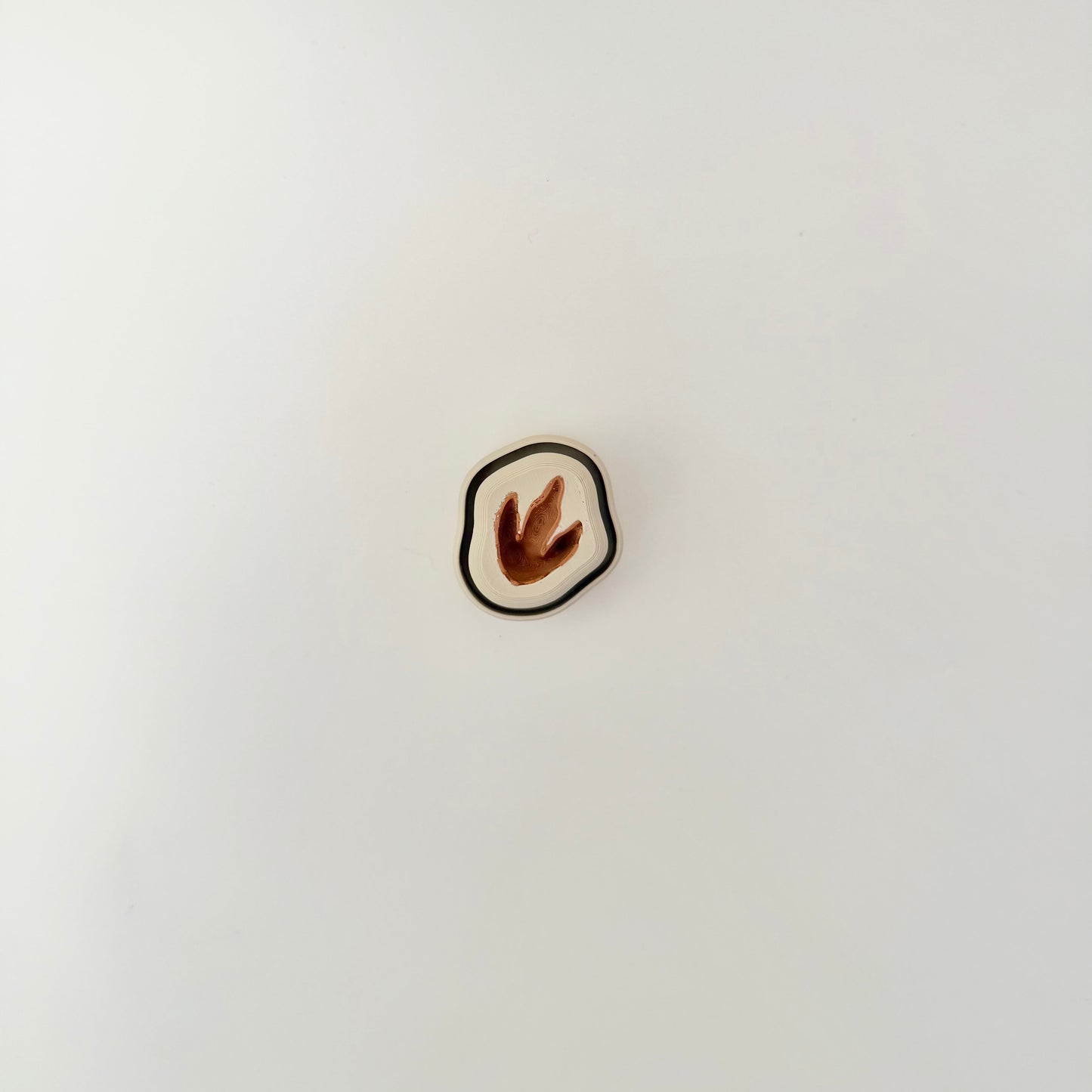 Neutral-tone dinosaur fossil style clicker, 4 cm, press to click, smooth outer edge.
