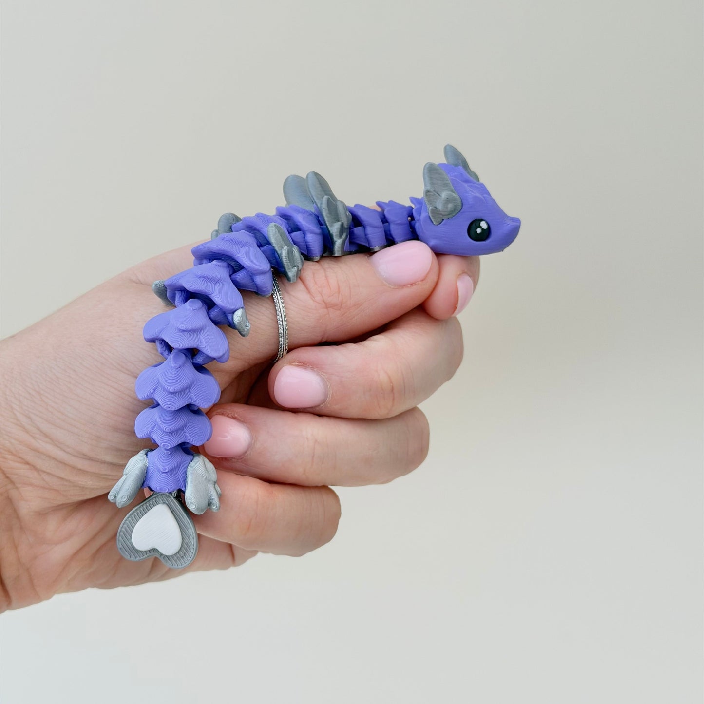 Lightweight palm-friendly fidget with subtle texture and steady feedback; ideal for everyday stimming and focus.
