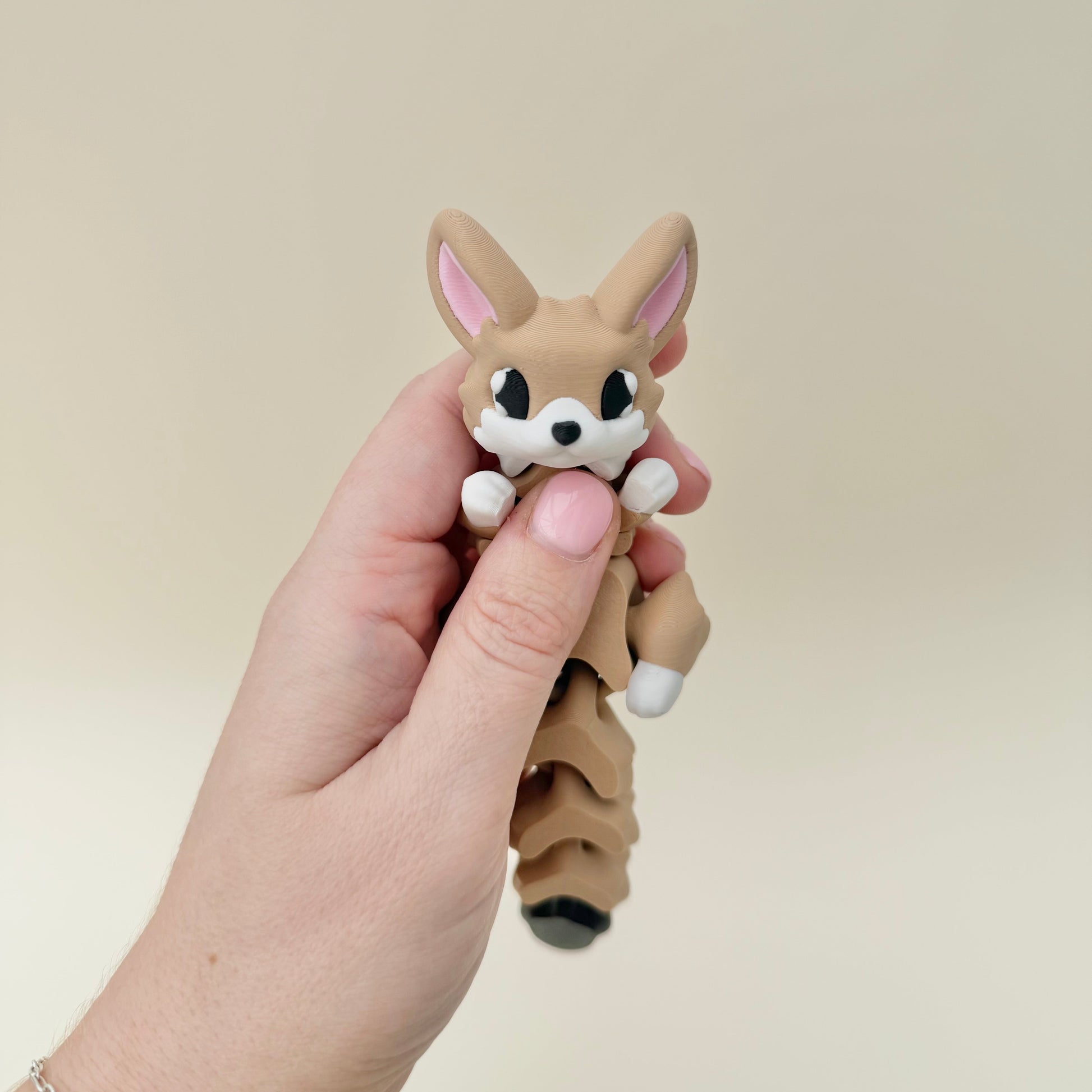 A portable fox fidget with smooth articulation, ideal as a sensory companion for journeys.
