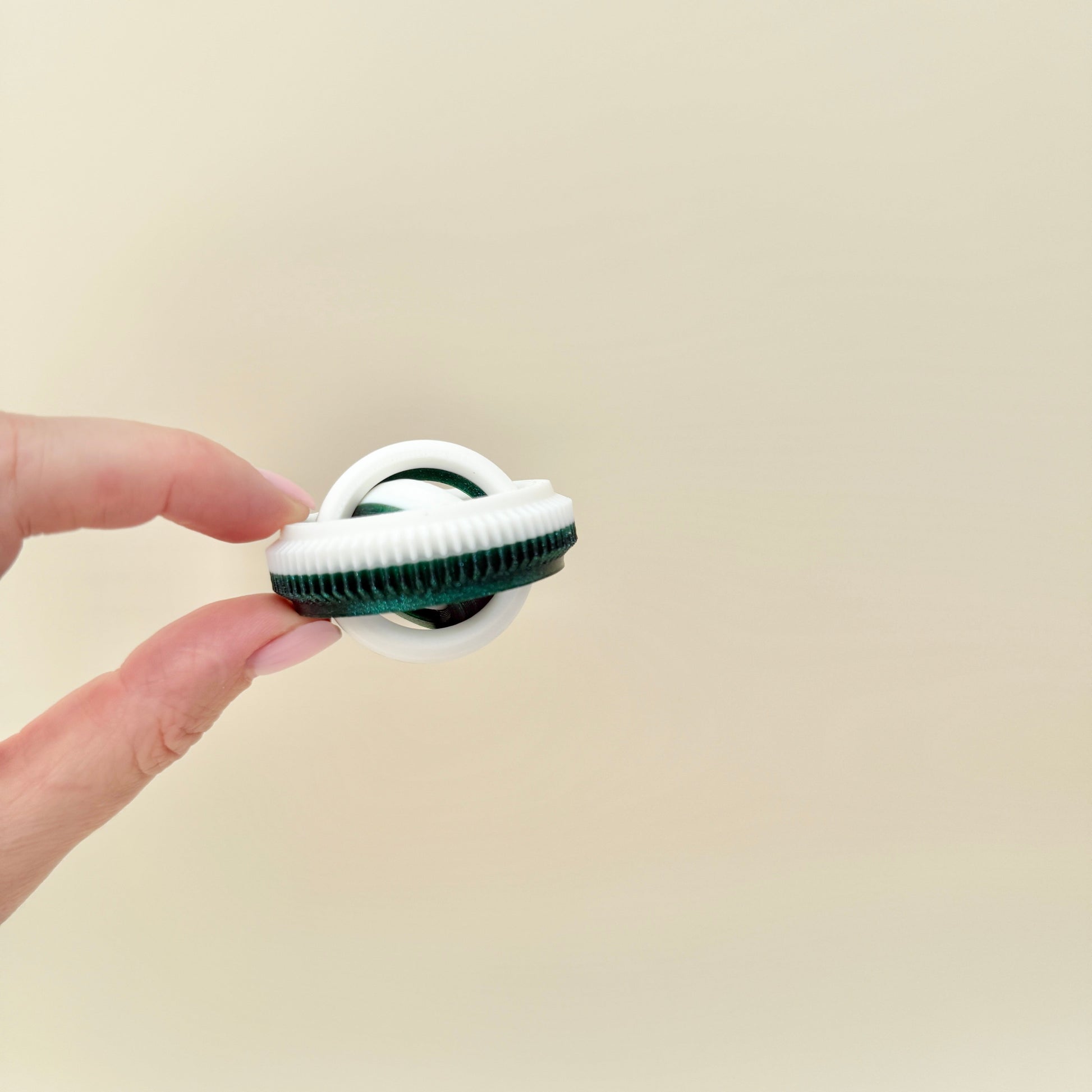 Compact spinner printed in white and sparkly dark green for everyday carry.
